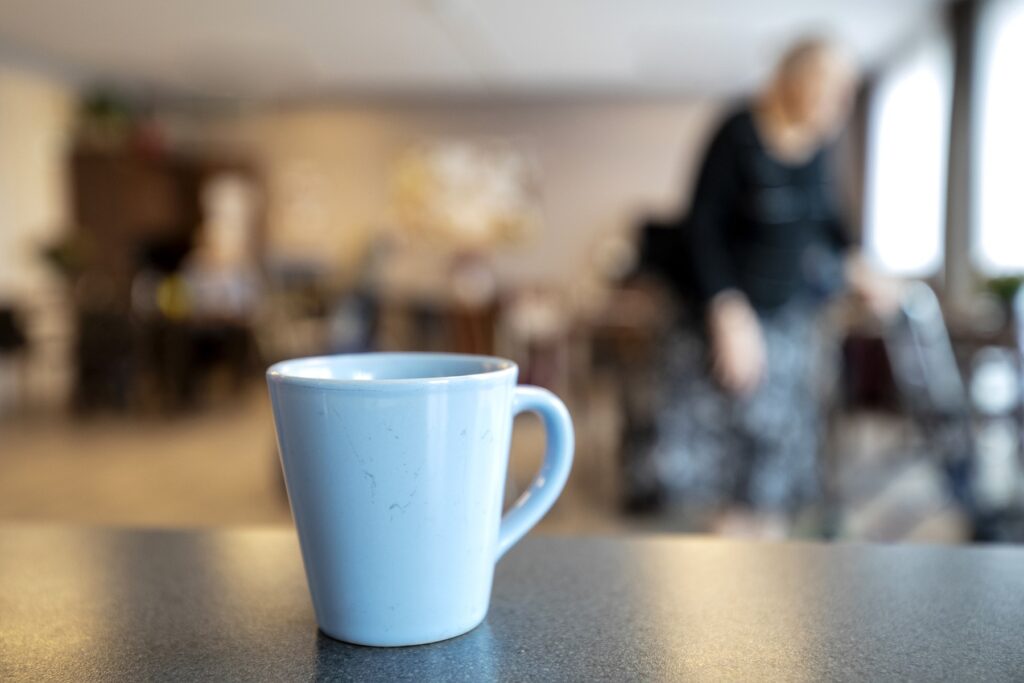 Beker koffie op tafel