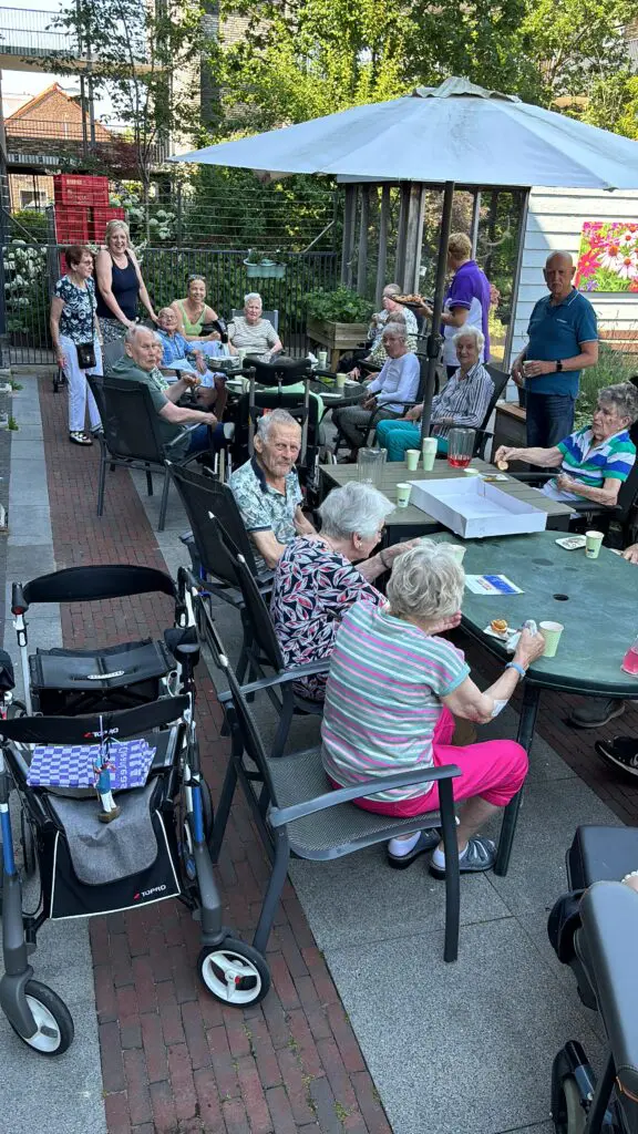 Haring eten met bewoners van locatie Hussonshoek